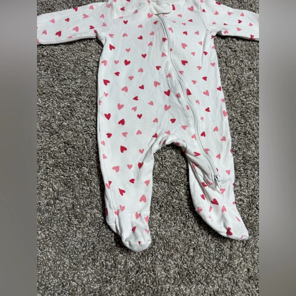 Old Navy Hearts Footie Baby Pajamas Size 0-3 Months